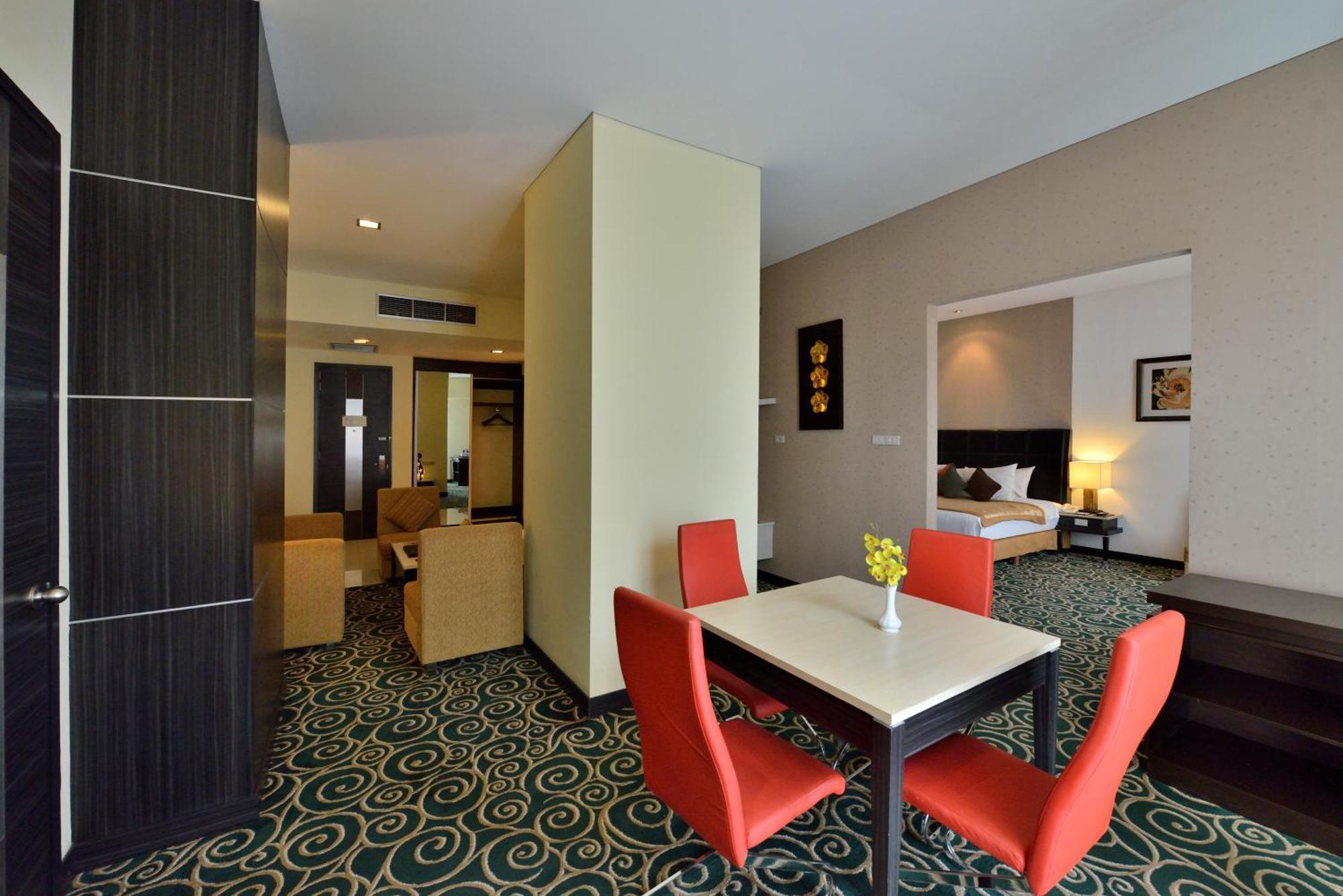 Golden Flower By Kagum Hotels Бандунг Экстерьер фото